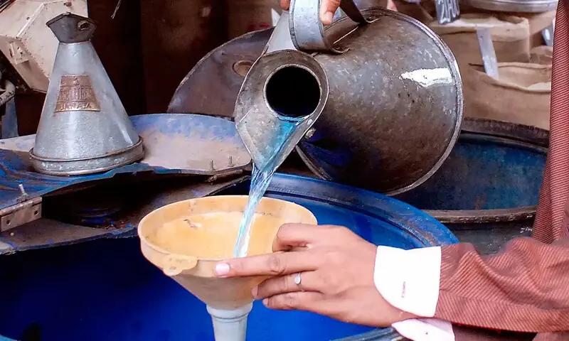 مٹی کا تیل 3 روپے 15 پیسے مہنگا، نئی قیمت 179.96 روپے فی لیٹر