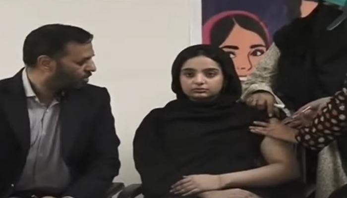 سروائیکل ویکسین سے متعلق منفی پروپیگنڈا، وزیر صحت نے بیٹی کو ویکسین لگوا دی