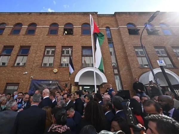 لندن میں فلسطینی مشن کو سفارتخانے کا درجہ دے دیا گیا،پرچم بھی لہرا دیا