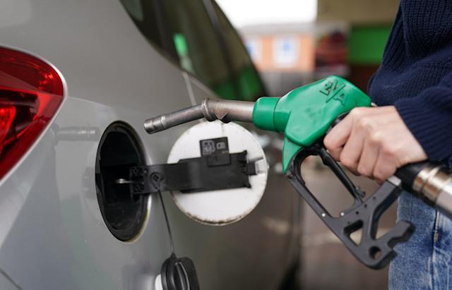 وزیر اعظم نے پٹرولیم منصوعات کی قیمتوں میں اضافے کی سمری کو موخر کردیا