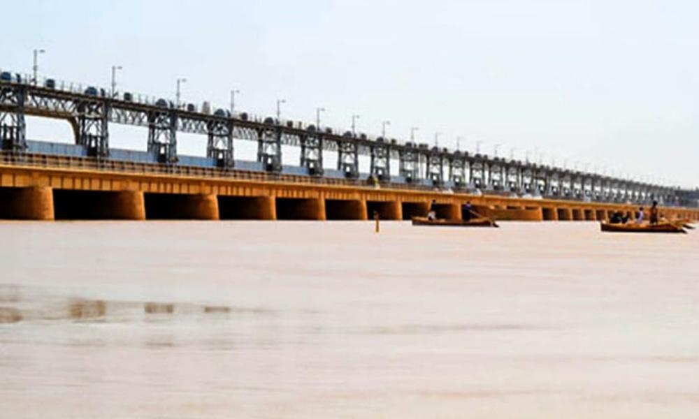 Water level at Kotri Barrage rises further, villages submerged, crops destroyed