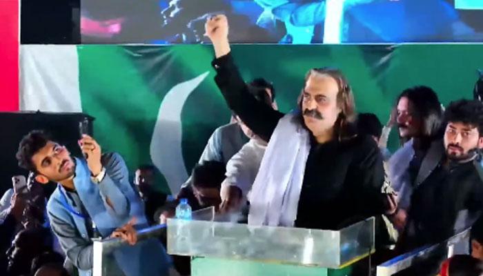 پشاور: تحریک انصاف کے جلسے میں بدنظمی، کارکنوں کا اسٹیج پر بوتلیں پھینکنے اور نعرے بازی کا مظاہرہ