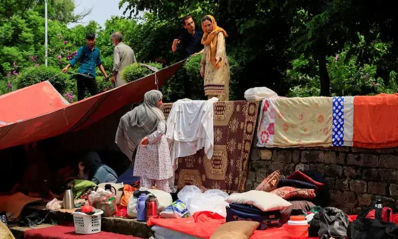 پاکستان کا افغان مہاجرین کی واپسی کا عمل تیز، 16 پناہ گزین کیمپ بند کرنے کا فیصلہ
