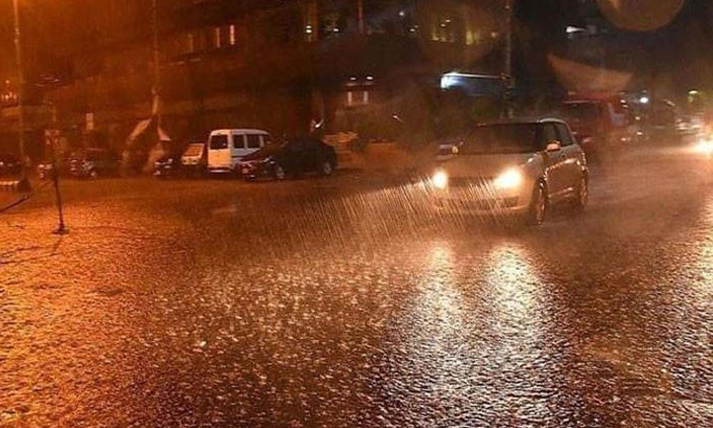 Rain with strong winds in various cities of Sindh