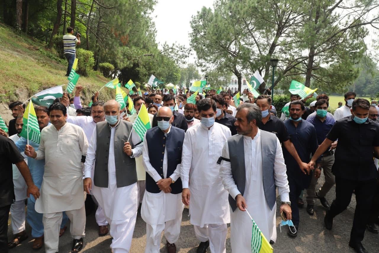 کشمیریوں کے مطالبات کو سنجیدگی سے سنا جائے ، امن کا راستہ مذاکرات سے ہی نکلے گا ،  چوہدری سرور