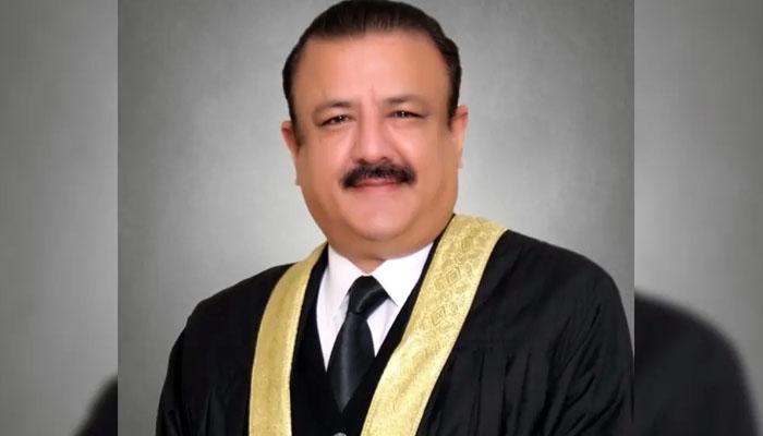 جسٹس طارق محمود جہانگیری کی ڈگری منسوخی سے متعلق جامعہ کراچی کا فیصلہ معطل