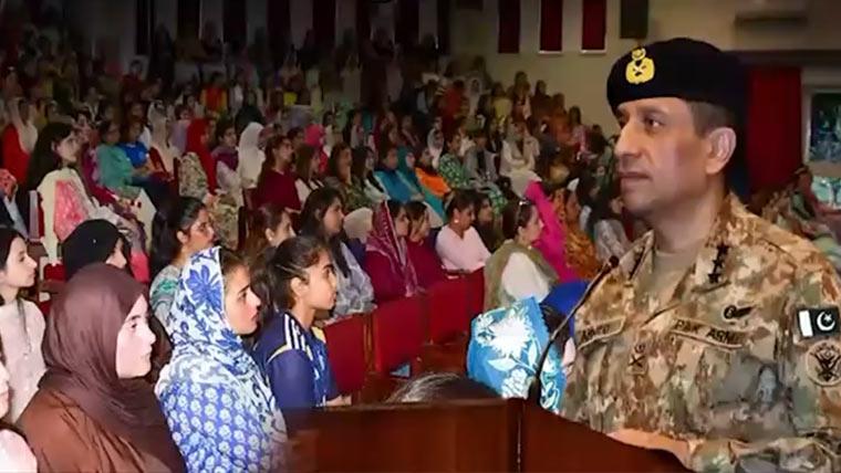 ڈی جی آئی ایس پی آر کاکنیئرڈ کالج فار ویمن یونیورسٹی کا دورہ، اساتذہ اور طالبات سےخصوصی گفتگو