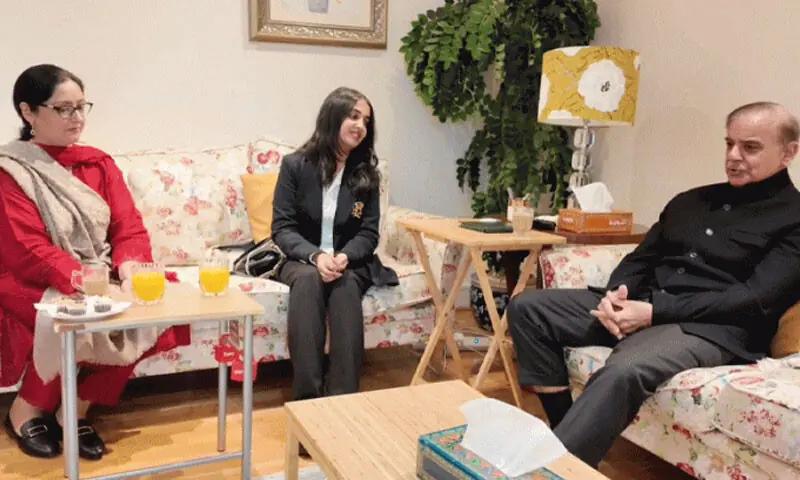 وزیراعظم شہباز شریف  کی اے لیول امتحانات میں امتیازی گریڈ حاصل کرنے والی ماہ نور سے ملاقات