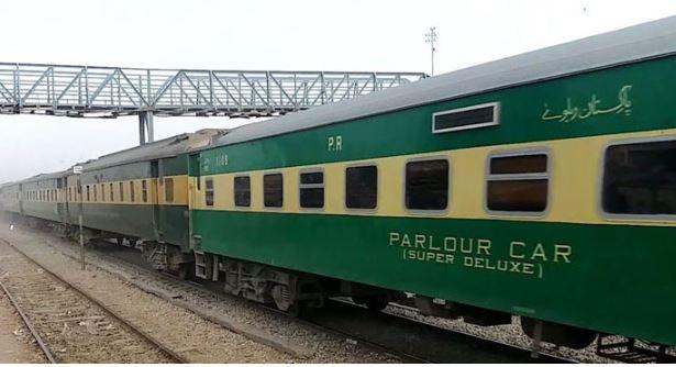 Millat Express escapes major accident near Chichawatni