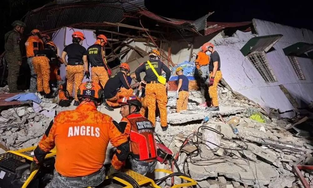 Magnitude 7.4 earthquake strikes off Philippines coast