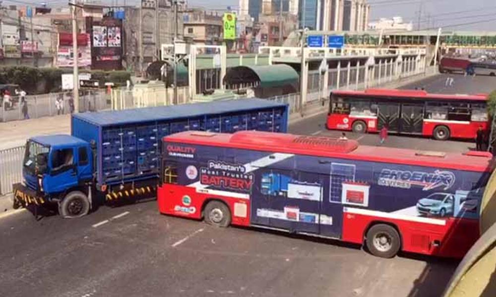 Severe difficulties as internal, external roads closed in Lahore