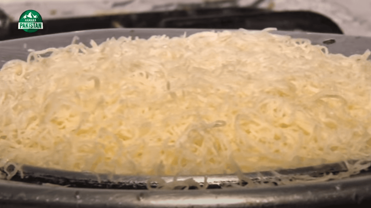 عرب ممالک کی مشہور سوغات 'عربی کنافہ' کی  لاہور میں دھوم مچ گئی