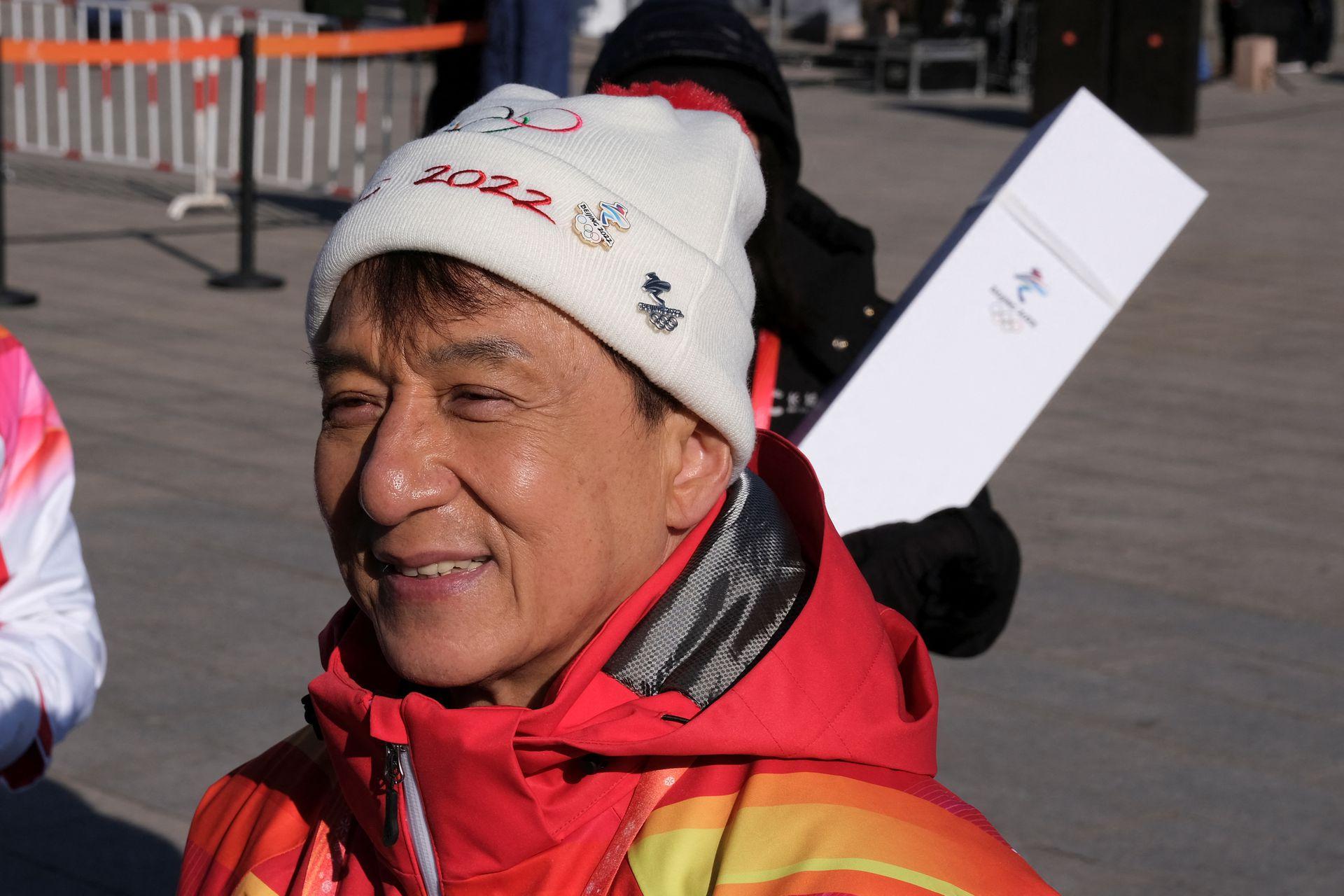 Jackie Chan carries Olympic torch atop Great Wall