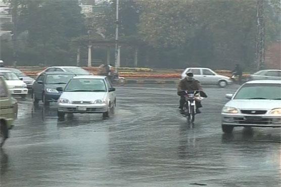 Rain turns weather cold in Lahore