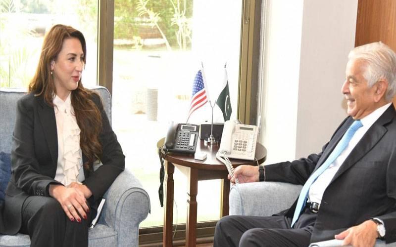 وزیر دفاع خواجہ آصف سے نٹالی بیکرکی ملاقات،باہمی دلچسپی کے امور پر تبادلہ خیال