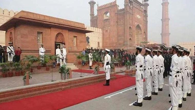 لاہور میں مزارِ اقبال پر گارڈز کی تبدیلی کی پُروقار تقریب، پاک بحریہ کے دستے نے فرائض سنبھال لیے