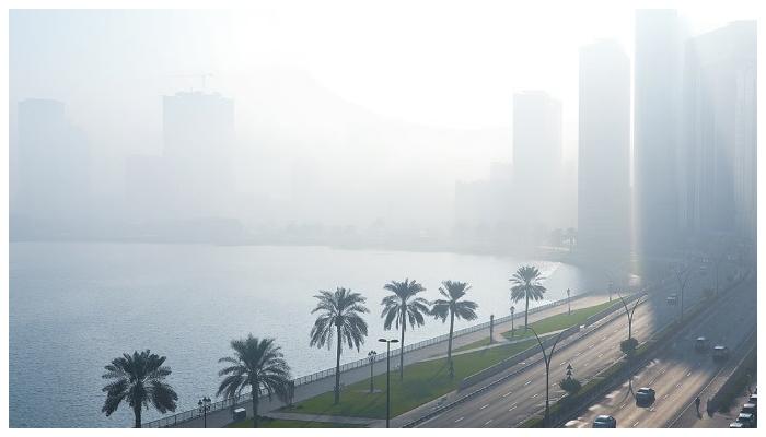 متحدہ عرب امارات میں شدید ترین دھندکے باعث محکمہ موسمیات کا’ریڈ‘ اور’ یلو‘ الرٹ جاری