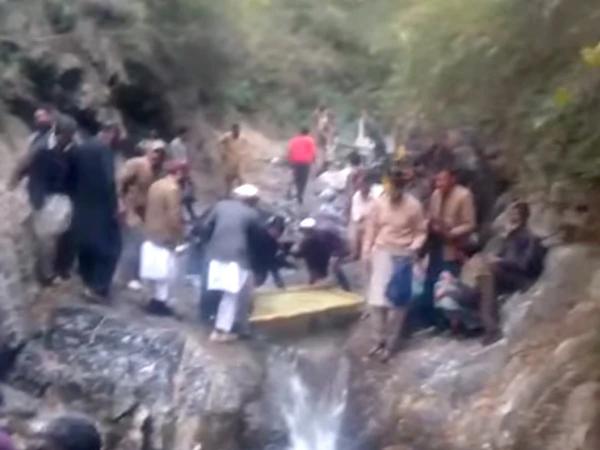 ایبٹ آباد: گاڑی گہری کھائی میں جاگری، طالبات سمیت 6 افراد جاں بحق