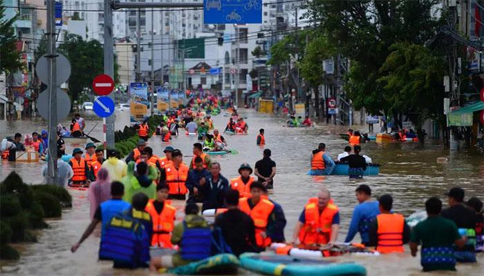 ویتنام میں سیلاب اور لینڈ سلائیڈنگ نے تباہی مچا دی، سے ہلاکتوں کی تعداد 90 تک پہنچ گئی