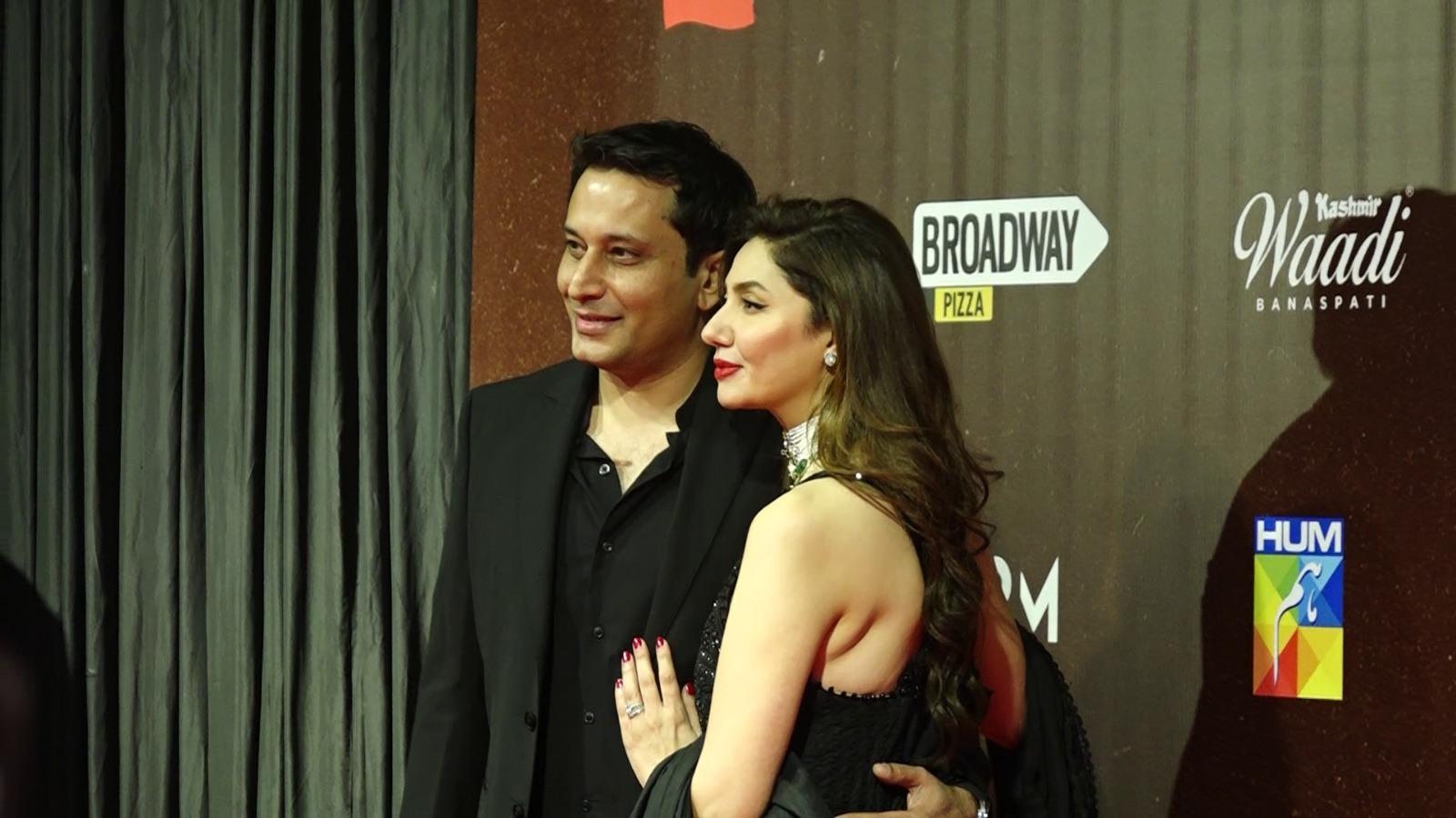 لالی وڈ سپر سٹار ماہرہ خان کی شوہر کے ہمراہ فلم ’’ نیلو فر‘‘ کے پریمیئر  میں انٹری