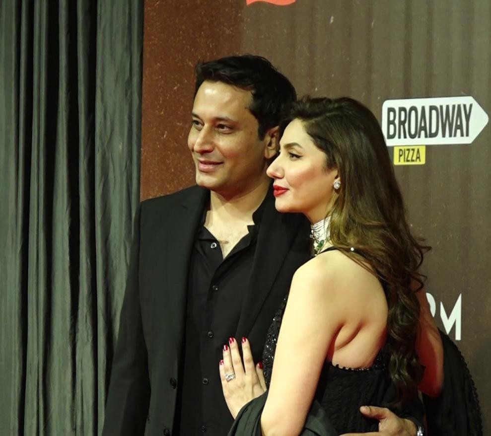 لالی وڈ سپر سٹار ماہرہ خان کی شوہر کے ہمراہ فلم ’’ نیلو فر‘‘ کے پریمیئر  میں انٹری