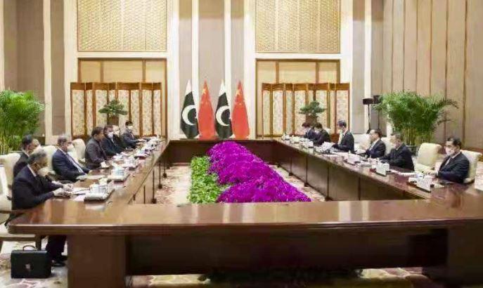 Pakistan, China premiers review bilateral cooperation and regional situation