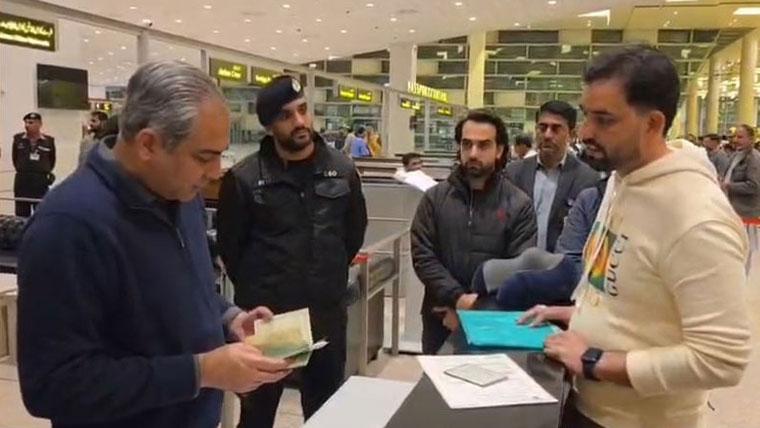 بغیر تصدیق شدہ یا جعلی دستاویزات پر بیرون ملک سفر کرنے کی اجازت نہیں دی جا سکتی،محسن نقوی