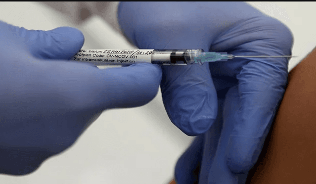 مسلسل3روز میں سب سے زیادہ یومیہ کورونا ویکسی نیشن کا ریکارڈ قائم ، اسد عمر