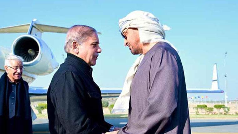 متحدہ عرب امارات کے صدر شیخ محمد بن زاید النہیان پاکستان پہنچ گئے ، ائیر پورٹ پر شاندار استقبال