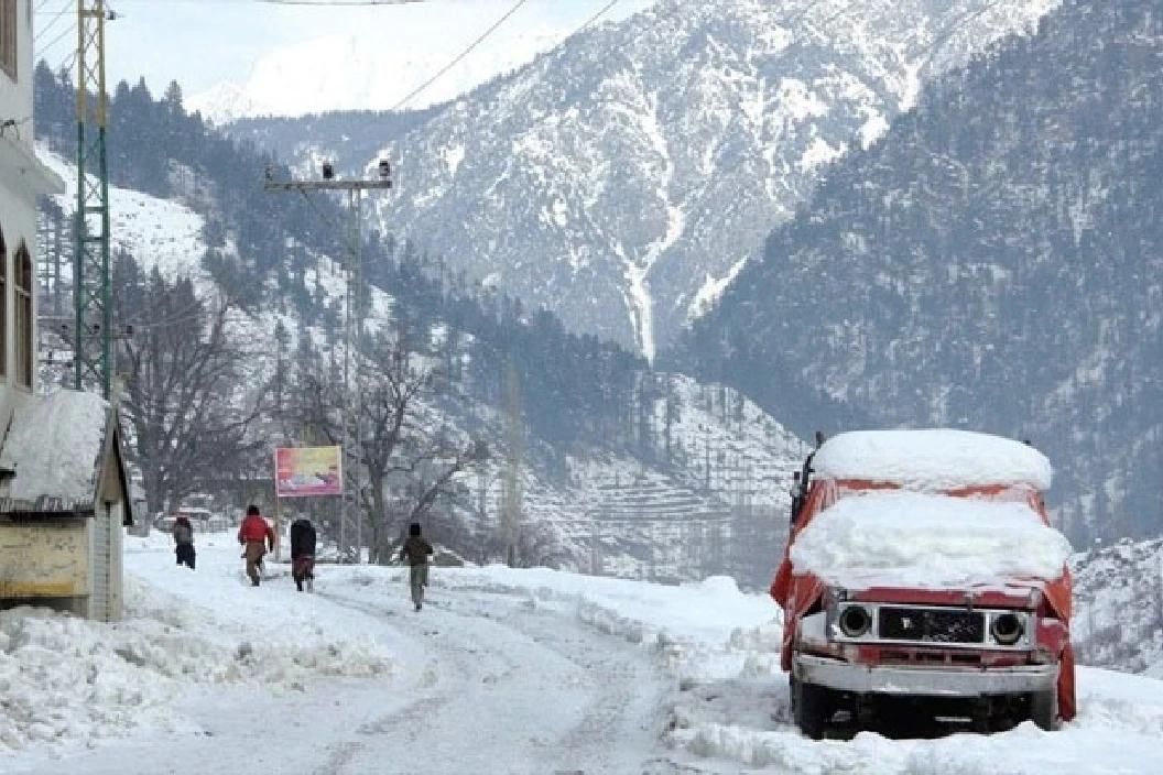  سالِ نو کی آمد کے ساتھ ہی پہاڑوں پر پہلی برفباری نے قدرت کے حسین نظارے بکھیر دیے