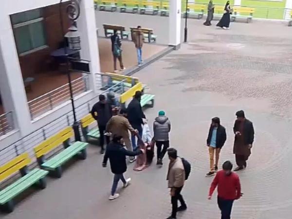 لاہور: نجی یونیورسٹی میں طالبہ کی چھت سے کود کر مبینہ خودکشی کی کوشش، تشویشناک حالت میں اسپتال منتقل