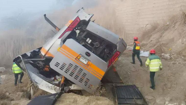 چکوال:مسافر بس کھائی میں گرنے سے 5 مسافر جاں بحق، 7 خواتین سمیت 27 زخمی