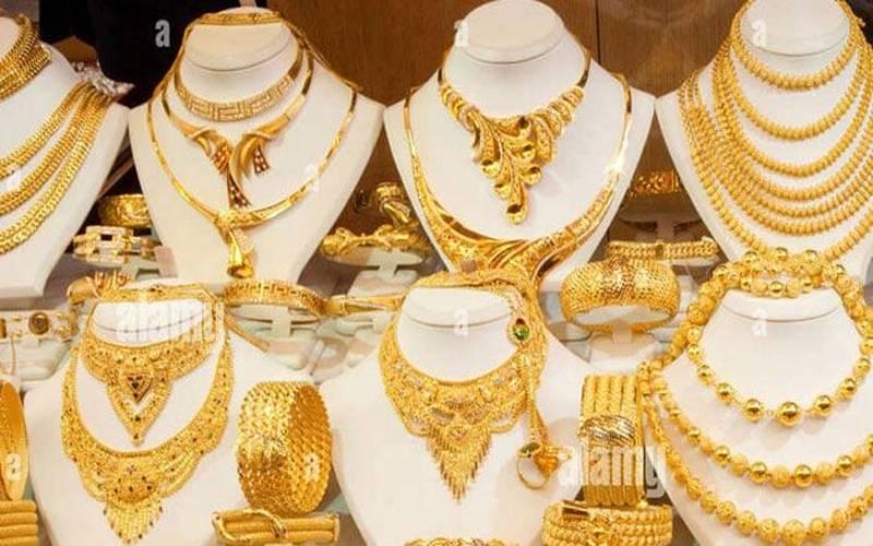 عالمی اور مقامی مارکیٹوں میں سونے کی قیمت میں بڑی کمی،فی تولہ کتنے کا ہو گیا؟