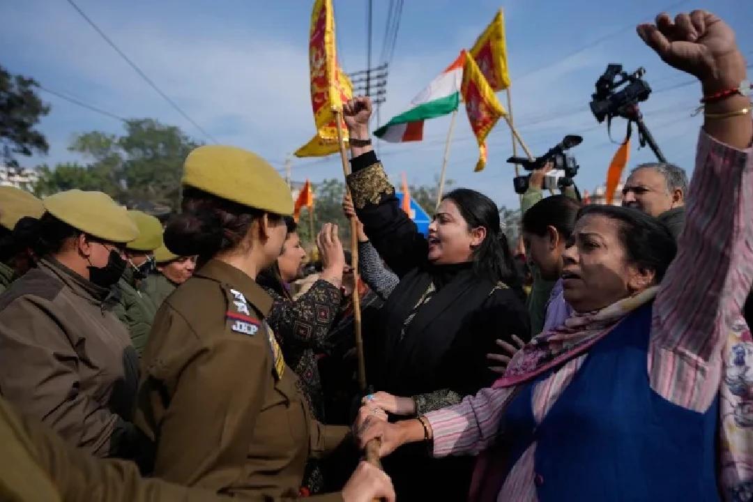 بھارت میں کشمیری مسلمان طلبہ کی قابلیت جرم بن گئی،مقبوضہ کشمیر میں میڈیکل انسٹی ٹیوٹ بند کر دیا گیا