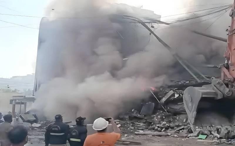 آتشزدگی سے گل پلازہ کی عمارت  کے دو حصے زمین بوس ،6 افراد جاں بحق،وزیر اعلی کا نوٹس