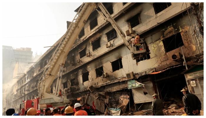 گُل پلازہ کے دو فلور کلیئر، اموات 27 ہوگئیں، 85 لاپتہ افرادکی تلاش جاری