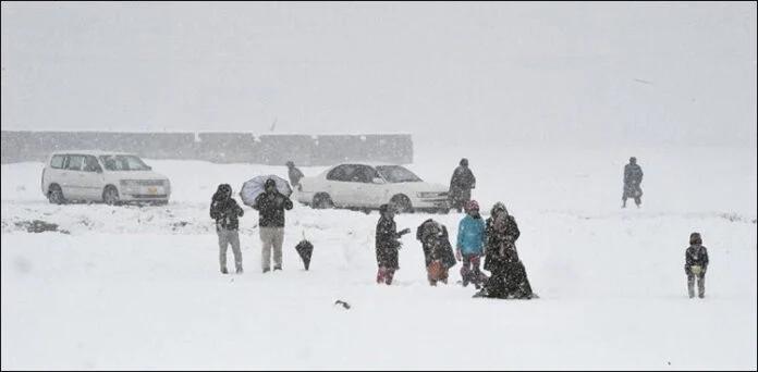 کوئٹہ میں سال نو کی پہلی برفباری اور بارش، پنجاب اور خیبر پی کے میں بھی بادل برسنے کو تیار