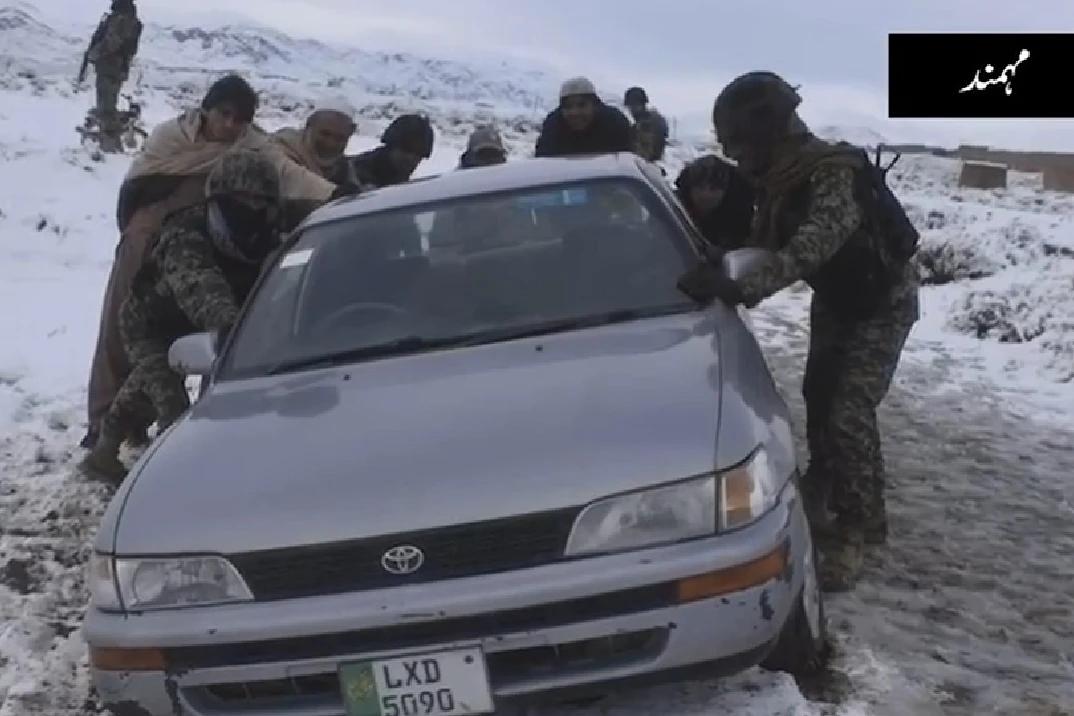 پاک فوج کی  برف باری کے دوران کالام، مہمند اور تیراہ میں پھنسے شہریوں اور سیاحوں کیلئے امدادی سرگرمیاں جاری
