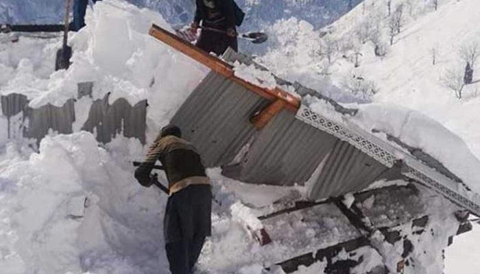 چترال: گھر پر برفانی تودہ گرنے سےایک خاندان کے 9 افراد جاں بحق، ایک بچہ زخمی