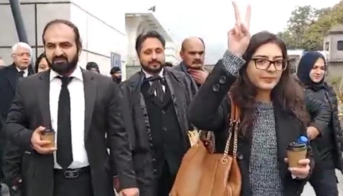 ایڈوکیٹ ایمان مزاری اور ہادی علی کو 14 روزہ جوڈیشل ریمانڈ پر جیل منتقل