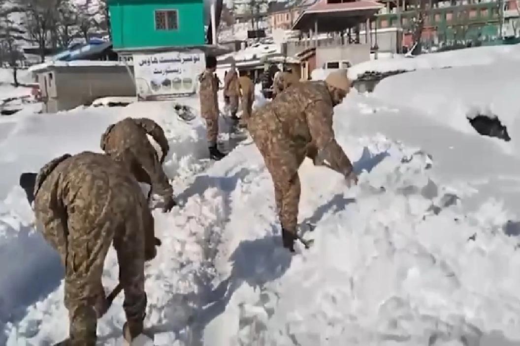 وادیٔ لیپہ میں شدید برف باری، پاک فوج کے جوان عوام کی خدمت میں مصروف