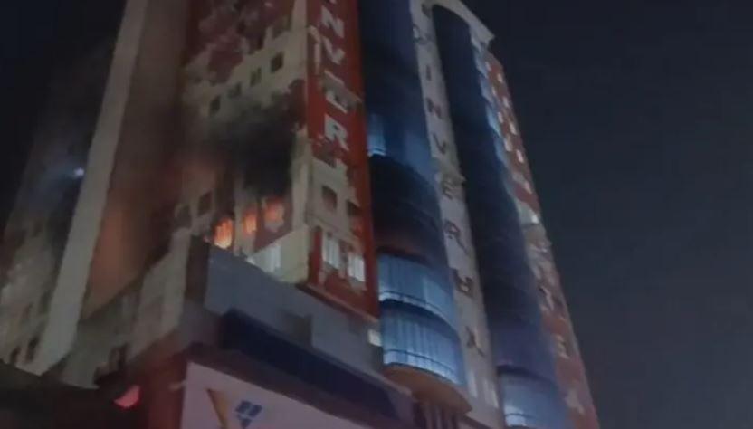 Fire breaks out at mobile market in Karachi’s Saddar