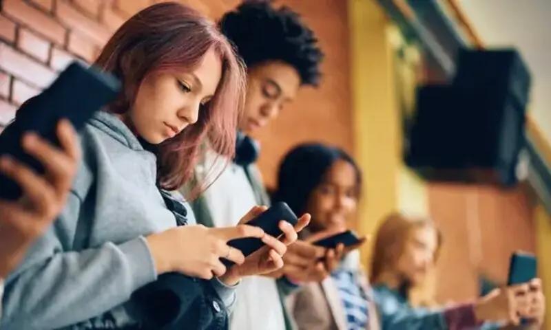 برطانوی حکومت کا 16 سال سے کم عمر بچوں پر سوشل میڈیا پابندی کاعندیہ