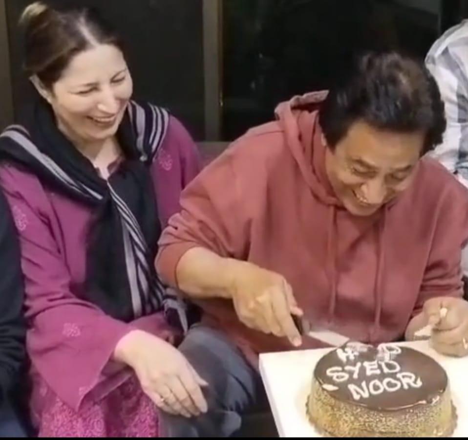 فلم انڈسٹری کے سینئر ڈائریکٹر سید نور نے اپنی 75 ویں  سالگرہ کا کیک اپنی فیملی کے ساتھ کاٹا