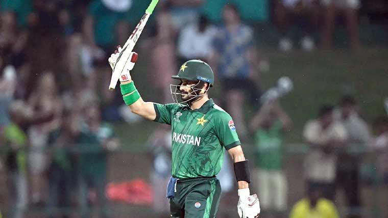 سپر ایٹ:صاحبزادہ فرحان کی ذمہ دارنہ بیٹنگ، پاکستان کا انگلینڈ کو جیت کیلئے 165رنز کا ہدف