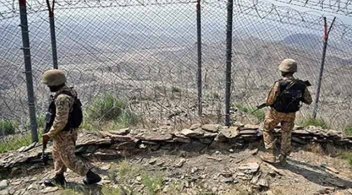 پاکستان اور افغانستان کی سرحد پر شدید گولہ باری، دھماکوں سے خوف وہراس