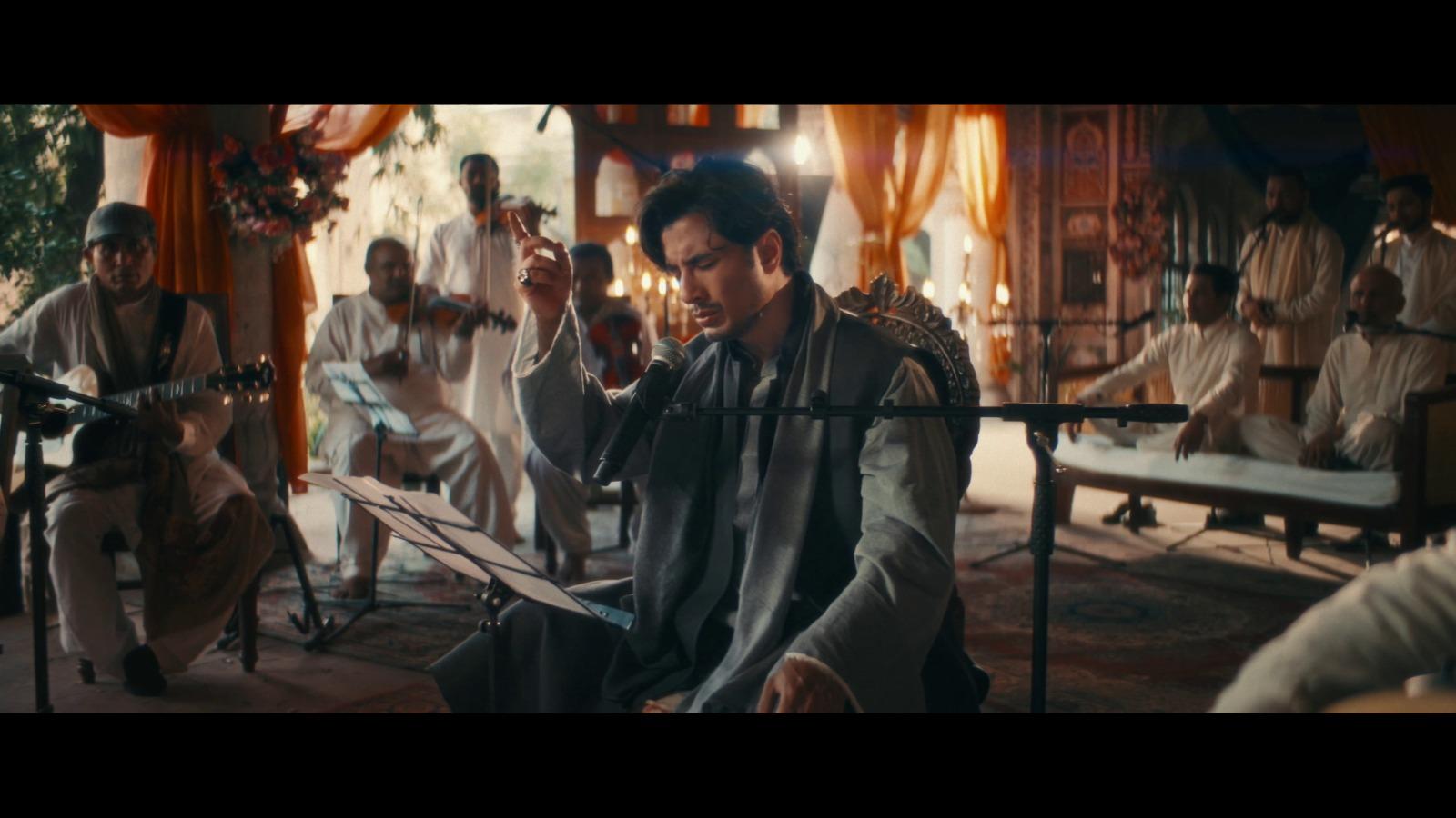 حضور اکرم ﷺ کی شان رحمت کو زبردست خراجِ عقیدت پیش،علی ظفر کا نیا نعتیہ کلام ’’سوہنا نبی‘‘ ریلیر