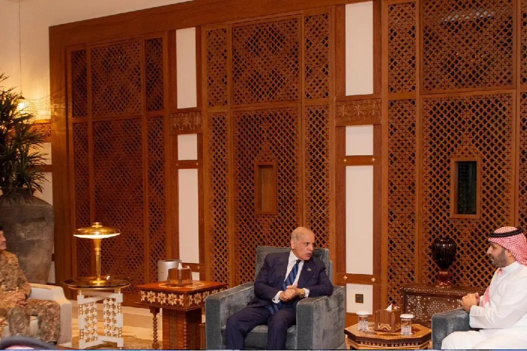 وزیرِ اعظم اور فیلڈ مارشل کی سعودی ولی عہد سے ملاقات کی تصاویر جاری،آرمی چیف کا کومبیٹ ڈریس میں نظر آنا غیر معمولی قرار