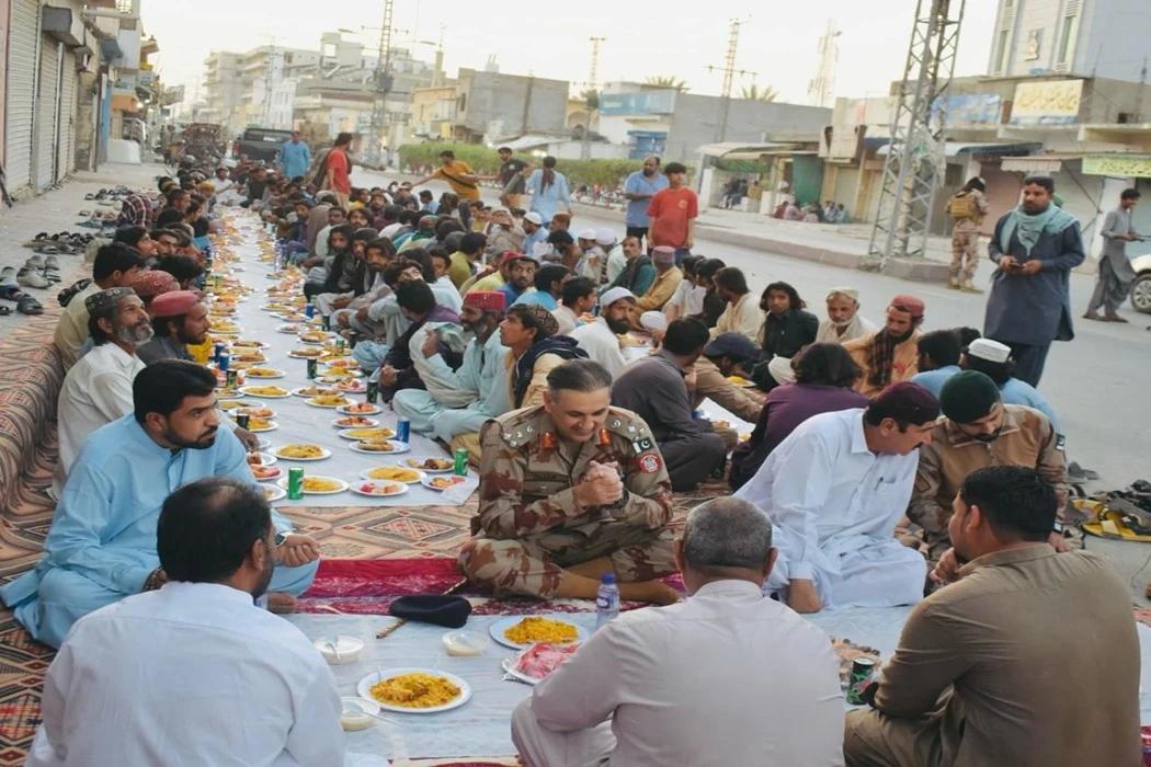 تربت:فرنٹیئر کور بلوچستان کی جانب سے شہریوں کیلئے عوامی افطار کا اہتمام