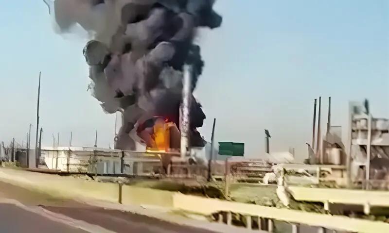 امریکہ: ریاست ٹیکساس کی آئل ریفائنری میں زوردار دھماکے کے بعد آگ بھڑک اٹھی